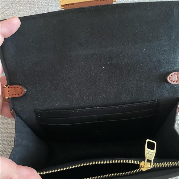 🔥LOUIS VUITTON🔥/Monogram  Canvas Dauphine Bumbag Bag/Gently Used/Box included - Picture 15 of 16